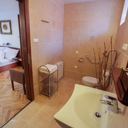 Oszter-ház * Kekkut