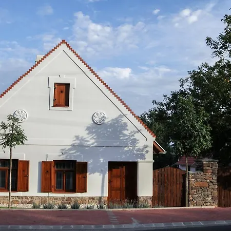 Oszter-haz Apartment